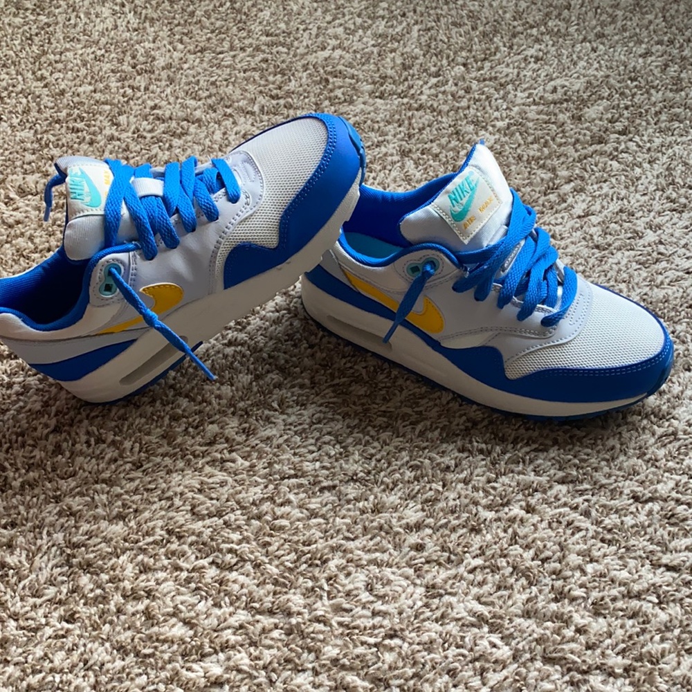 BOYS Nike Air Max. Size 4.5. Worn once.